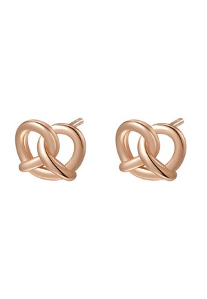 Pendientes de botón de metal en oro rosa con forma de corazones entrelazados, con un acabado liso y pulido y postes rectos.
