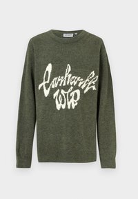Pulover verde măsliniu din tricot, cu un logo de text alb și pufoș, într-un font stilizat, pe partea din față, decolteu rotund și mâneci lungi.