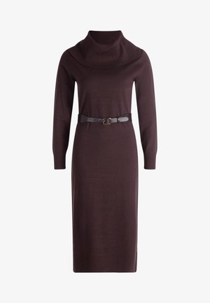 Gebreid jurk in diep bordeauxrood met een gedrapeerde colkraag en lange mouwen. Inclusief een zwarte leren riem met een vierkante gesp en zijsplitten.