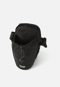 Borsa nera in nylon con chiusura a coulisse e parte superiore con zip, dotata di tracolla regolabile e logo del marchio sul davanti.