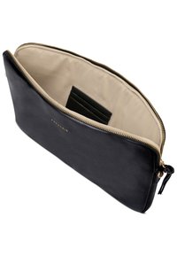 Schwarze Leder-Clutch mit einem goldenen Reißverschluss, beiger Innenauskleidung und einem sichtbaren Kartenhalter. Schlichtes, modernes Design.