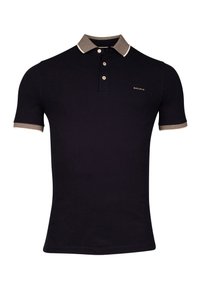 Zwarte polo met korte mouwen, voorzien van een gestreepte kraag en mouwboorden. Drieknoopsluiting met subtiele logo op de borst.