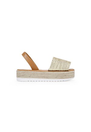 Sandalia de plataforma tipo slingback de cuero marrón con una banda texturizada dorada, media suela de yute trenzado y suela exterior de goma blanca con canales de tracción.