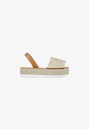 Sandalia de plataforma tipo slingback de cuero marrón con una banda texturizada dorada, media suela de yute trenzado y suela exterior de goma blanca con canales de tracción.