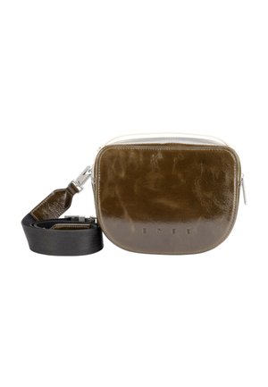 Kleine glänzende braune Leder-Umhängetasche mit schwarzem verstellbarem Riemen und silbernem Reißverschluss auf weißem Hintergrund.