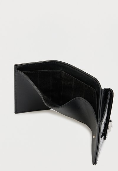 Μαύρο δερμάτινο πορτοφόλι διπλού ανοίγματος, ανοιχτό, που δείχνει πολλαπλές θήκες καρτών και μια θήκη για κέρματα με μεταλλικό κλείσιμο στην πλευρά.