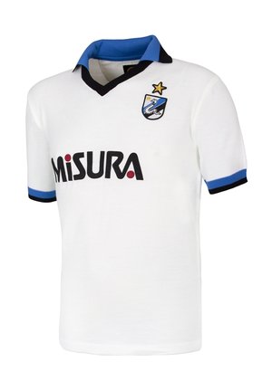 Witte polo met korte mouwen en een blauwe kraag, zwarte accenten en een ster. Bevat een blauw en zwart wapen en een vetgedrukt zwart "MISURA" logo.