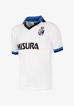 Witte polo met korte mouwen en een blauwe kraag, zwarte accenten en een ster. Bevat een blauw en zwart wapen en een vetgedrukt zwart "MISURA" logo.