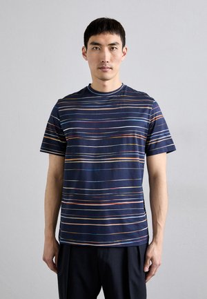 Mørkeblå strikket t-shirt med horisontale flerfarvede striber. Korte ærmer og rund halsudskæring, med lige kant og sidelæg.