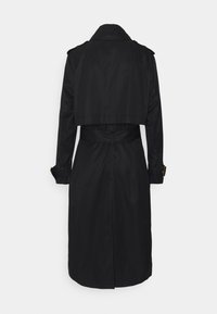 Czarny płaszcz trench, długie rękawy, pas z przypięciem w talii, rozporek z tyłu i naramienniki. Wykonany z gładkiego materiału w jednolitym kolorze bez wzorów.