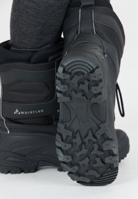 Stivali da neve neri con suole robuste e texture. Caratteristiche includono un design alto, collo imbottito e un sistema di allacciatura resistente per il supporto.