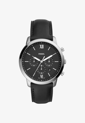 Orologio da polso Fossil da uomo con cinturino in pelle nero, quadrante nero, cassa argentata, tre subquadranti, finestra per la data e numeri romani XII e VI.