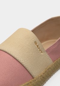 Ροζ και μπεζ εσπαντρίγια με πλεγμένη σόλα από γιούτα και χρυσό λογότυπο GANT στη μπεζ υφασμάτινη λωρίδα μπροστά.