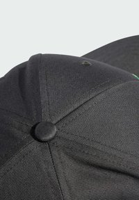 Svart basebollkeps med en texturerad yta, framträdande sömmar och en rundad topp med en knappdetalj på kronan.