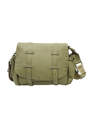 Sac bandoulière en cuir vert olive avec rabat avant, deux sangles verticales, clous métalliques le long des bords, et bandoulière en tissu à motifs réglable.