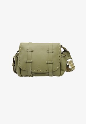 Sac bandoulière en cuir vert olive avec rabat avant, deux sangles verticales, clous métalliques le long des bords, et bandoulière en tissu à motifs réglable.