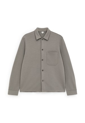 Grijze lange mouwen overhemd met knopen, puntkraag en borstzak, plat uitgestald op een witte achtergrond.