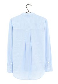 Chemise bleu clair à manches longues avec des rayures verticales, un col pointu et des poignets à boutons. L'arrière a un empiècement et un détail plissé au centre.