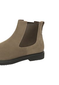 Stivale Chelsea in suede color sabbia con pannelli elastici neri e suola in gomma nera, con un tassello sul retro.