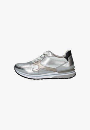 Metallieke zilveren sneaker met beige accenten, ronde neus, veterontwerp en rubberen zool. Zijpanelen hebben subtiele texturering en contrast.