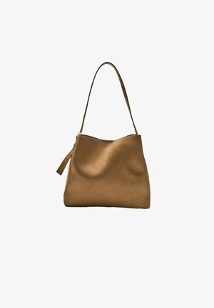 Ruskea mokkasuede-käsilaukku, jossa on sileä pinta, kaareva yläosa ja pitkä, litteä olkahihna. Toisella puolella on vetoketjun nyöri.