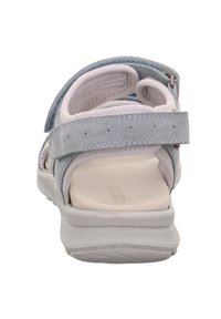 Szare zamszowe i tekstylne sandały z białą podeszwą, z regulowanymi paskami i wyściełaną wkładką dla komfortu. Ukazany widok z tyłu.