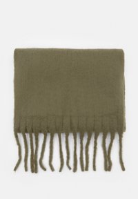 Écharpe verte olive en matériau doux, avec des bords à franges et une texture lisse, soigneusement pliée.