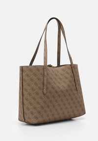 Taška přes rameno vyrobená z texturovaného hnědého materiálu s jemným monogramovým vzorem. Obsahuje dva dlouhé popruhy a zlatý zip.