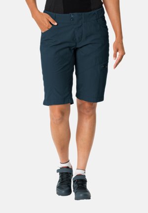 Dunkelblaue Shorts aus leichtem Stoff, mit einem knopfgeschlossenen Bund, mehreren Taschen und einem leicht zulaufenden Bein mit aufgerolltem Saum.