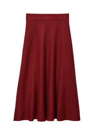 Jupe tricotée bordeaux avec une forme évasée, texture unie et une taille large. La longueur atteint le milieu du mollet, idéale pour un style superposé.