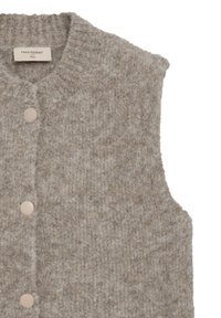 Beige ullblandad väst med rund halsringning, ärmlös design och fem stora knappstängningar. Texturerad yta med ett mjukt, varmt utseende.