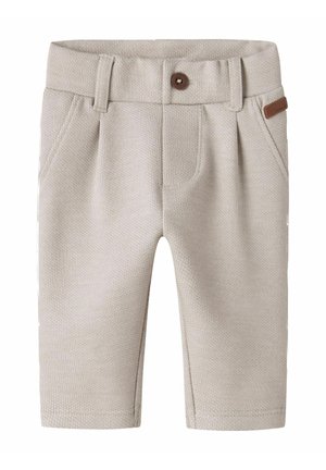 Bézs színű kisgyermek nadrág texturált anyagból, rugalmas derékrésszel, övbújtatókkal, gombos záródással, elülső zsebekkel és egy kis barna bőr márkajelzéssel.