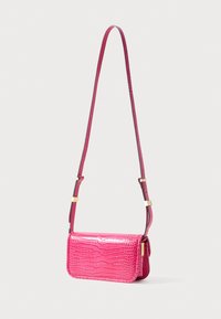 Bolsa de mão em pele com textura de crocodilo em tons de rosa, com um design estruturado, alça destacável, detalhes em dourado e um acabamento texturizado.