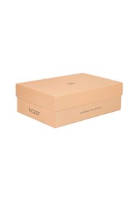 Pehmeä vaaleanpesisen värinen suorakulmainen laatikko kannella, jossa on teksti "Kazar Wedding Collection". Laatikoissa on sileä pinta ja minimalistinen muotoilu.