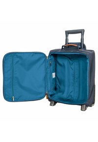 Valigia da viaggio blu navy con manico estraibile, aperta che rivela un interno blu brillante con scomparti con cerniera e tessuto liscio.