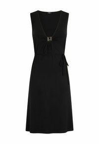 Musta hihaton mekko, jossa syvä V-pääntie, keskitetty laskosdetaili, koristeellinen kultainen solki ja vyötäröllä solmittava nauha. Sileä kangas, polvipituinen leikkaus.