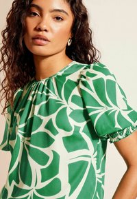 Friends Like These ROUND NECK SHIRRED CUFF SHORT SLEEVE - Bluse - green