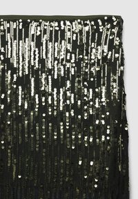 Tissu noir avec des rangées verticales de sequins argentés brillants, créant une surface texturée et réfléchissante. Les bords sont proprement finis.
