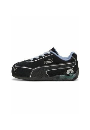 Baskets en suède noir avec des accents gris et des lacets bleu clair. Présentent un bout arrondi et une semelle à motifs avec un logo graphique au niveau du talon.