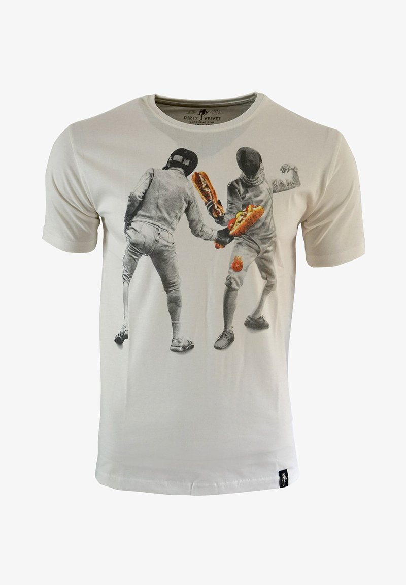 Weißes Baumwoll-T-Shirt mit einem grafischen Druck von zwei Fechtern, die Hotdogs halten, mit grauen und farbigen Details auf den Figuren.