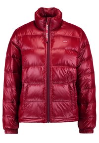 Rød, skinnende puffjakke med høj krave, frontlynlås, to lommer, elastiske manchetter og Levi's logo på brystet og lynlåsdragten.