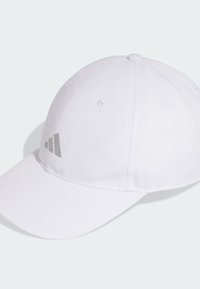 Gorra de béisbol blanca de seis paneles con visera curva y pequeño logo triangular gris en el lado izquierdo frontal.