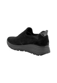 Scarpe slip-on nere in suede con una suola in gomma spessa e texture. Presentano un accento lucido nero sul tallone. Forma arrotondata e finitura liscia.