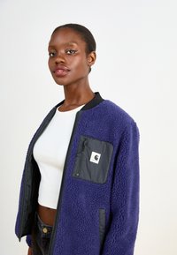 Carhartt WIP JANET LINER - Casaco polar - aura / black