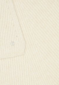 Tissu tricoté de couleur crème avec une texture côtelée, présentant un petit logo en argent sur le côté gauche.