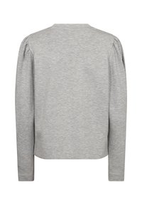 Szary longsleeve wykonany z miękkiego, teksturowanego materiału. Posiada okrągły dekolt i marszczone detale na ramionach. Gładkie, równe wykończenie.