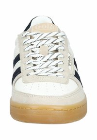 Witte en beige sneaker met zwarte strepen. Gemaakt van mesh en suède materialen, ronde neus, gemêleerde rubberen zool en gestreepte veters. Gola-logo op de tong.