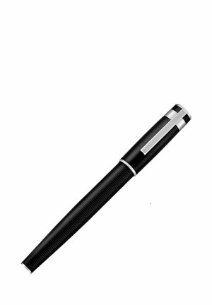 Pluma estilográfica negra con clip y detalles plateados, cerrada con tapa, aislada sobre fondo blanco.