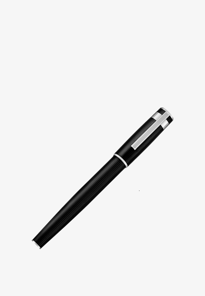 Čierne plniace pero so striebornou sponou a detailmi, uzavreté viečkom, izolované na bielom pozadí.