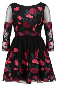 Černé šaty s květinovou výšivkou v červené a tyrkysové. Dlouhé průhledné rukávy, těsný korzet, rozšířená sukně a krajkový lem na spodním okraji.